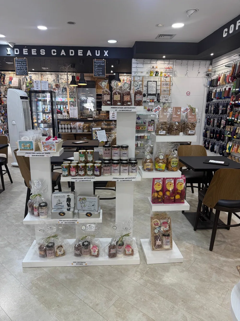 Photo n°4 de l'ambiance du Café Boutique, concept store à Rochefort