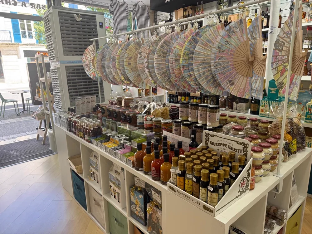 Photo n°16 de l'ambiance du Café Boutique, concept store à Rochefort