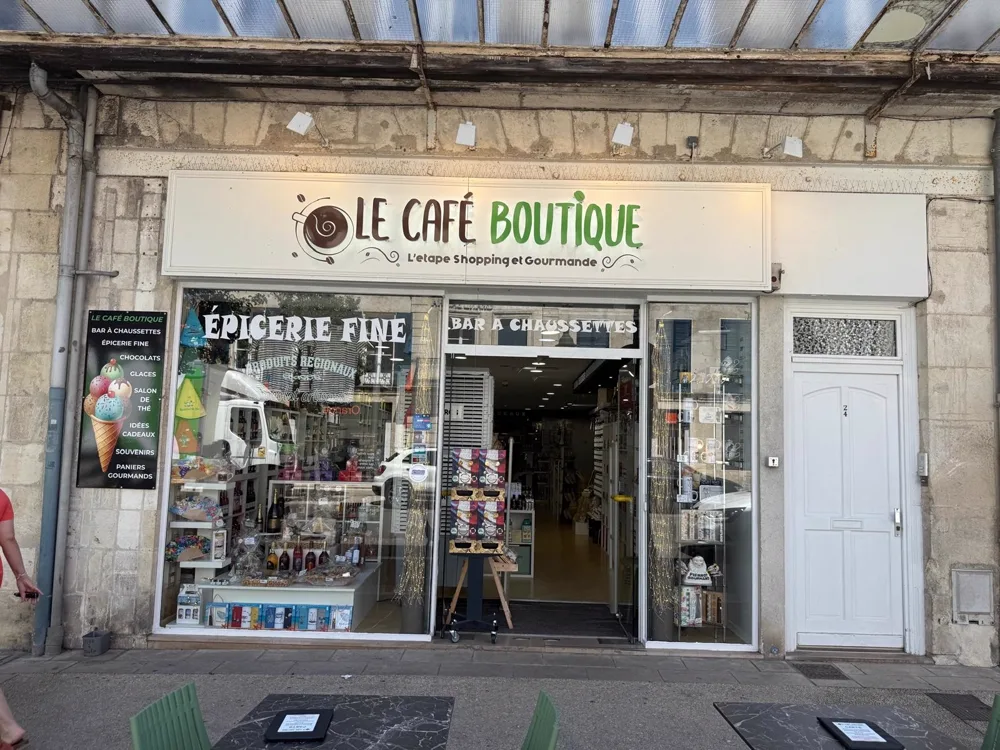 Photo n°25 de l'ambiance du Café Boutique, concept store à Rochefort