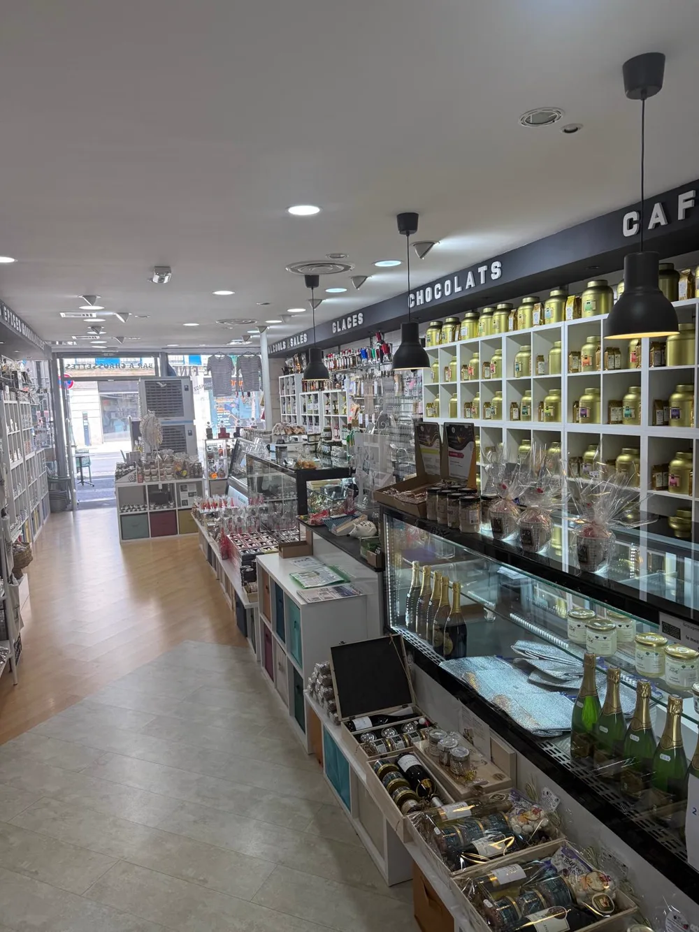 Photo n°30 de l'ambiance du Café Boutique, concept store à Rochefort