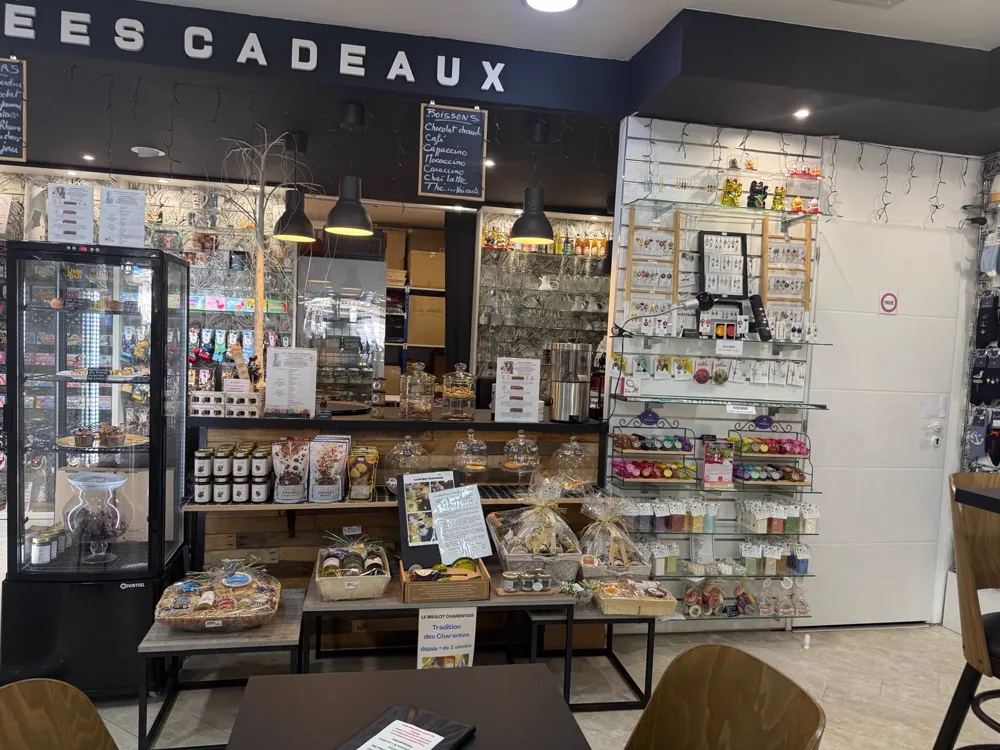 Photo n°31 de l'ambiance du Café Boutique, concept store à Rochefort