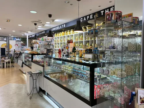 Comptoir du Coffee Shop, Salon de Thé & Glacier avec présentoirs de chocolats, thés en vrac et confiseries, Café Boutique