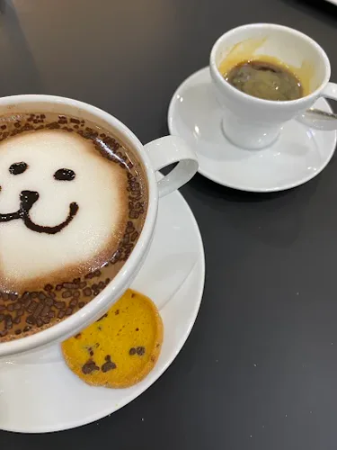 Cappuccino avec latte art souriant, cookie et espresso, Coffee Shop, Salon de Thé & Glacier