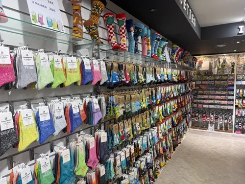 Large sélection de paires de chaussettes originales exposées en rayon