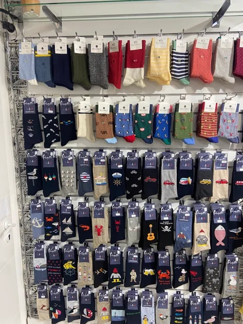 Mur de chaussettes à motifs variés (marins, animaux, unis) du Bar à Chaussettes & Créateurs