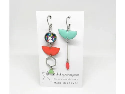 Boucles d'oreilles graphiques dépareillées « Un Chat Qu'à Sa Puce », motif chat, sur présentoir cartonné