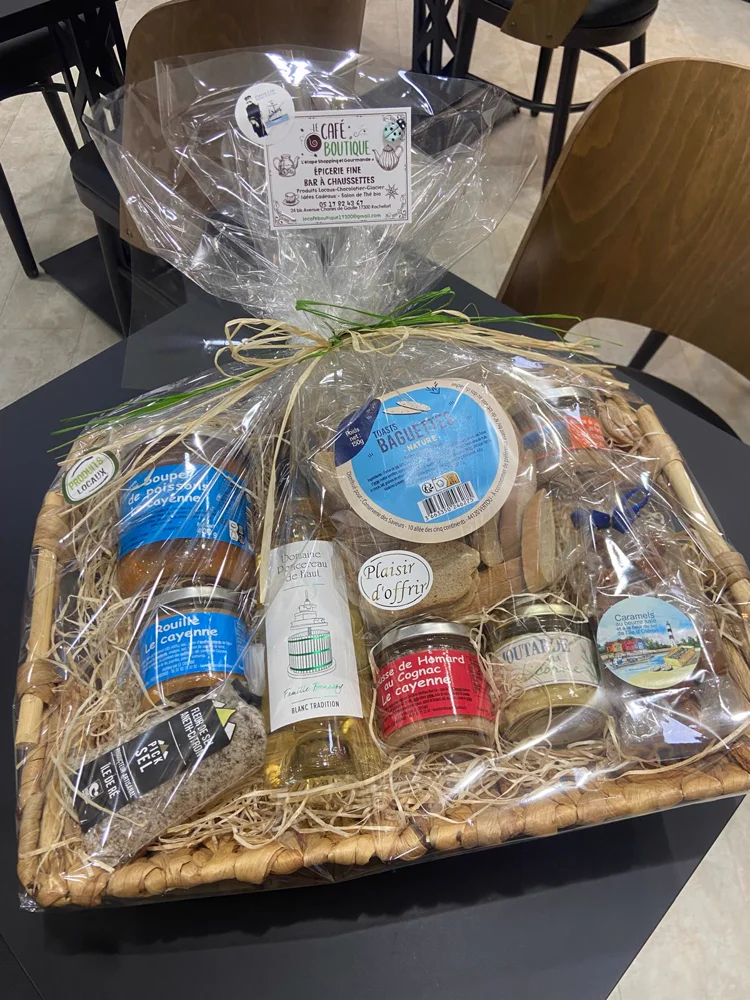 Coffret cadeau gourmand du Café Boutique, panier garni emballé de spécialités régionales (rillettes, moutarde, sel, caramels, vin)