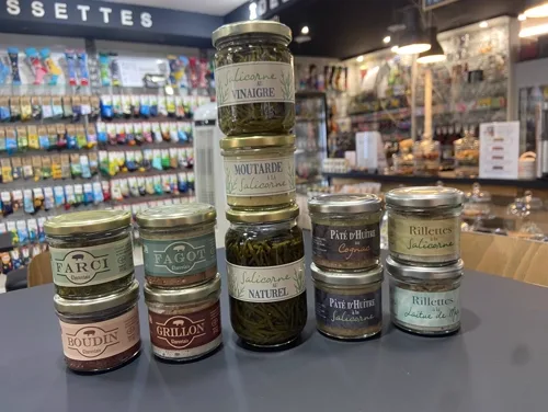 Assortiment de tartinables et rillettes de la mer sur le comptoir de l'épicerie fine