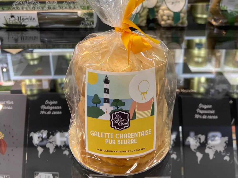 Sachet de Galette Charentaise Pur Beurre des Délices du Chai, fabrication artisanale sur l'Île d'Oléron, noué d'un ruban jaune